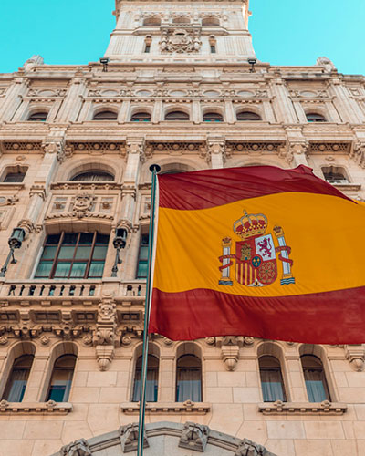 Edificio público de España con su bandera flameando