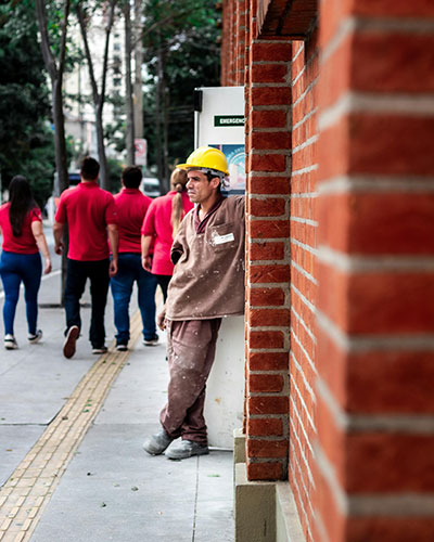 Trabajador en las afueras de Barcelona