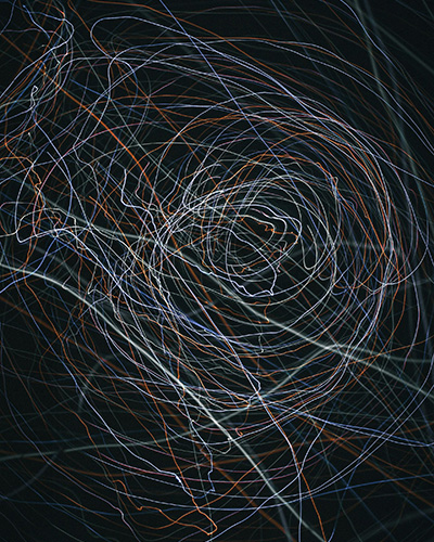 Silueta abstracta de una cabeza formada por líneas