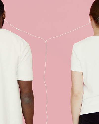 Dos personas separadas por una línea sobre fondo rosa