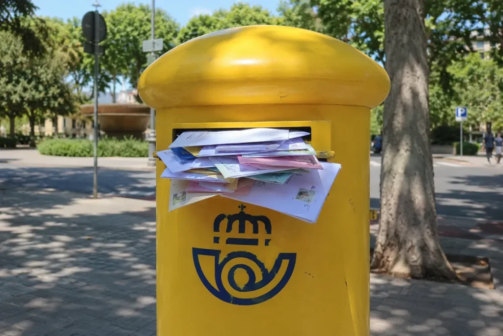 Foto de un buzón repleto.
